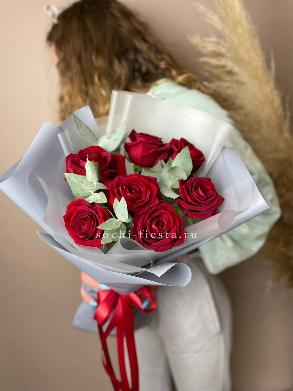 весенняя витрина флористической студии в Калуге с тюльпанами и ранункулюсами