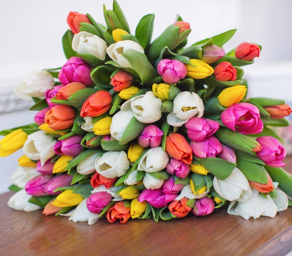 корпоративная композиция с розами и хризантемами для офиса в Калуге