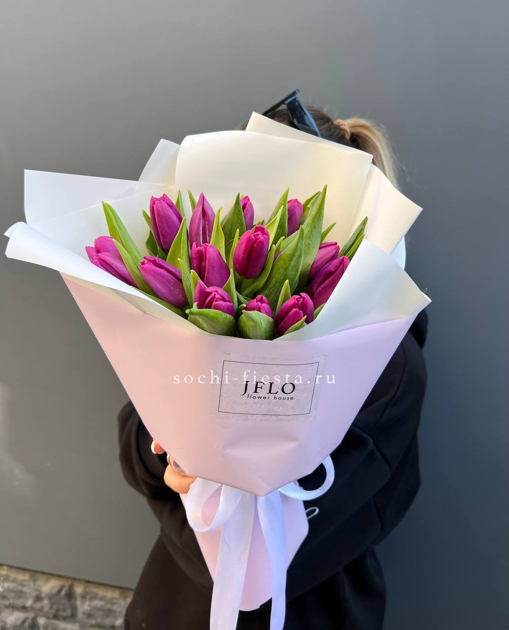 видовой каталог с розами и пионами в студии флористики в Калуге