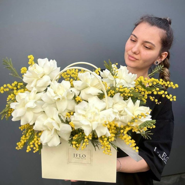 Французские Розы и мимоза  в сумочке  в Калуге