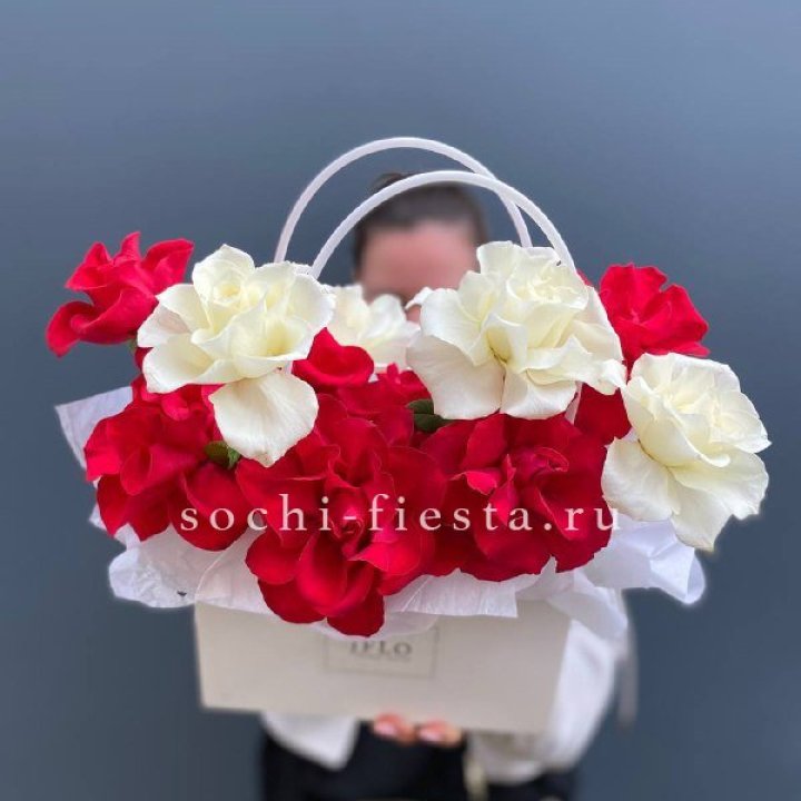 Сумочка  красных и белых роз в Калуге