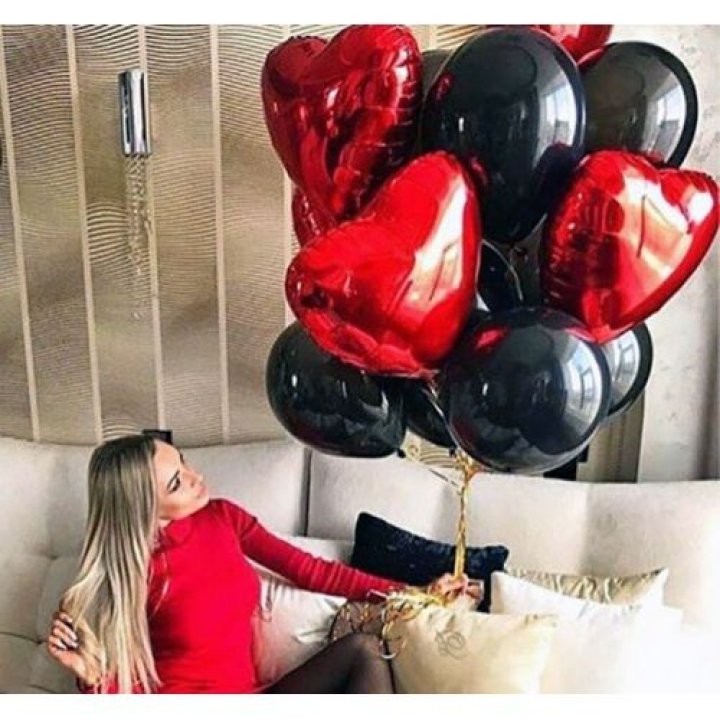 Фонтан из красных сердец с чёрными шарами  в Калуге