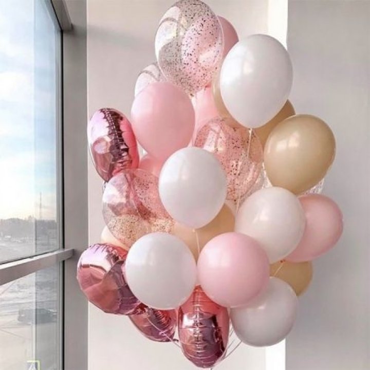 Фонтан шаров розового и белого цветов в Калуге