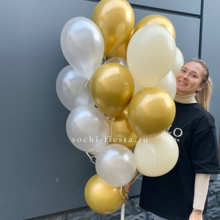 Облако шаров из белого и золотого оттенков в Калуге