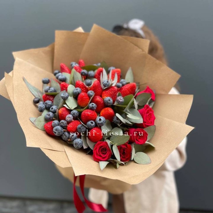 Клубника и голубика с цветами в Калуге