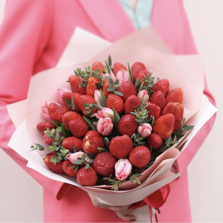 Тюльпаны и клубника в Калуге