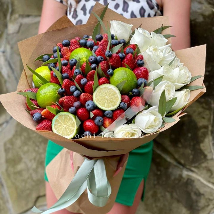 Ягодно-цитрусовый букет с розами в Калуге