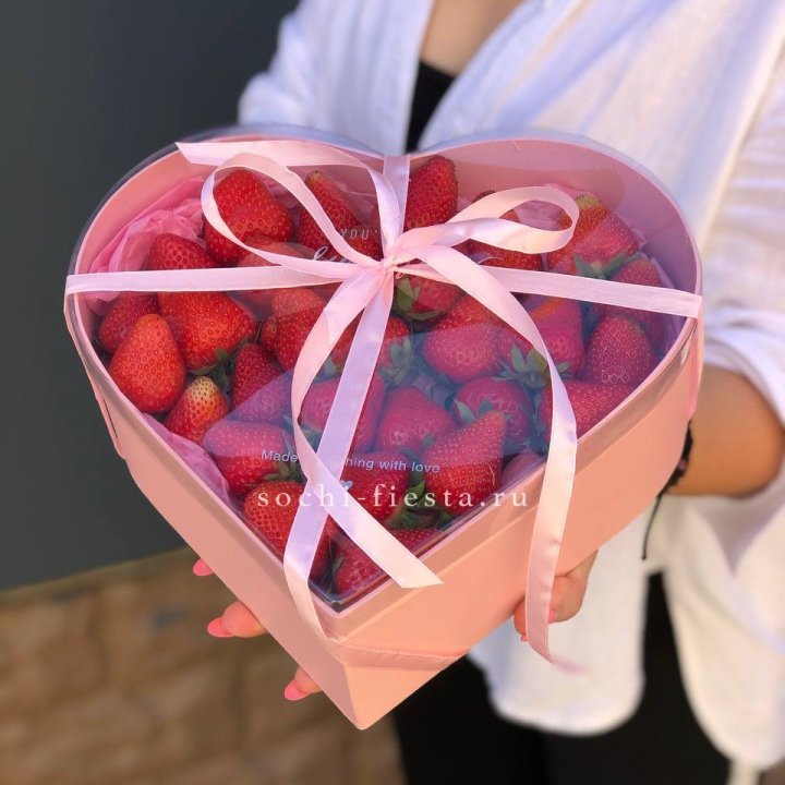 Коробочка сердце  с клубникой в Калуге