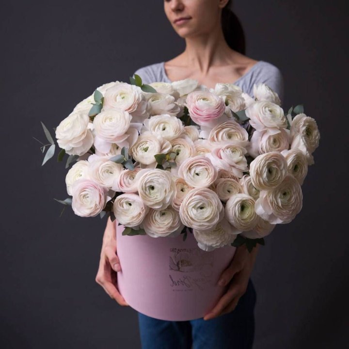 Бокс с ранункулюсами в Калуге