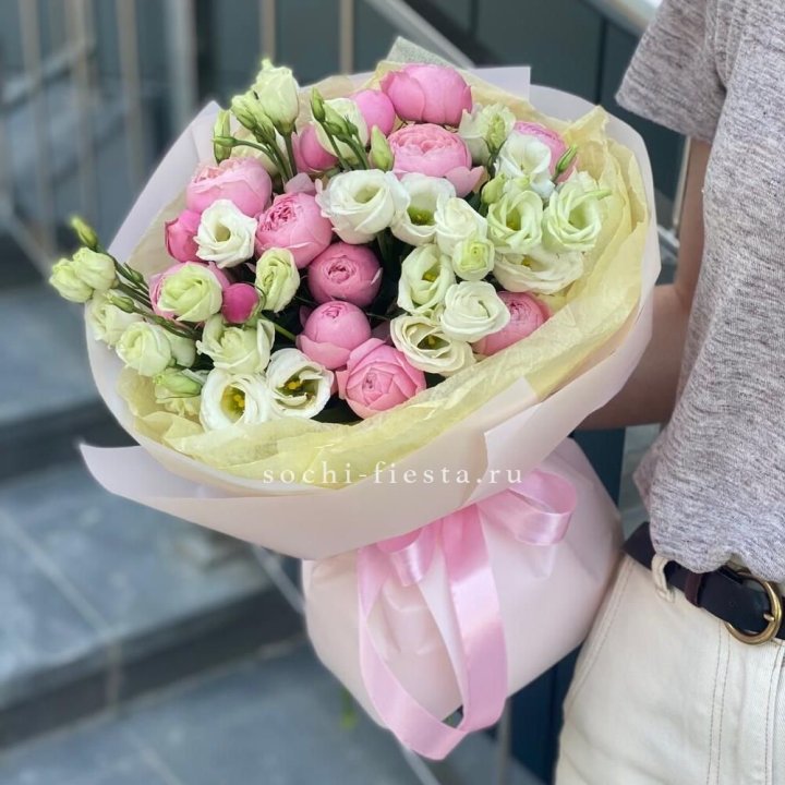 Букет кустовых роз с эустомой в Калуге