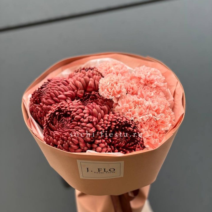 Букет хризантем и диантусов  в Калуге