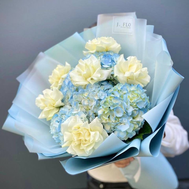  Букет из голубых гортензий и роз  в Калуге
