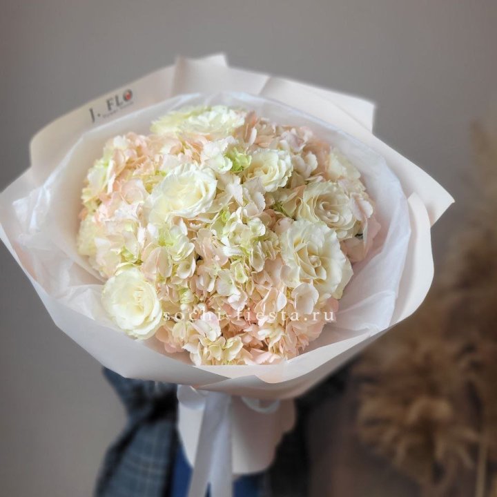  Букет гортензии и роз  в Калуге