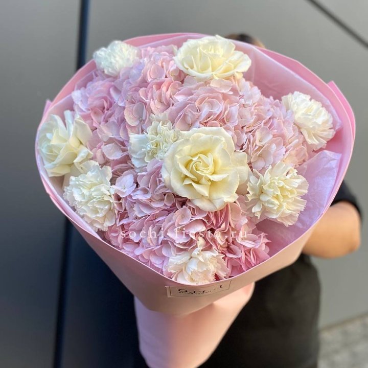  Букет гортензий и роз  в Калуге