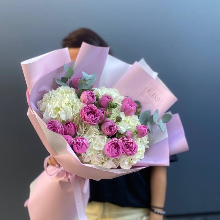 Букет белых гортензий и пионовидных роз  в Калуге