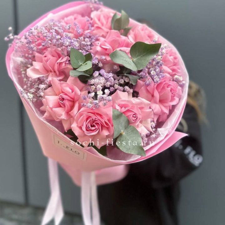 Розовые французские розы с гипсофилой в Калуге