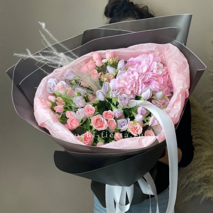  Букет гортензии и роз "Саперави" в Калуге