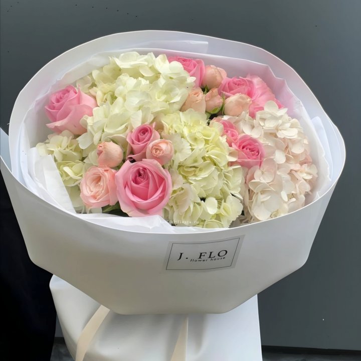  Букет гортензии и роз  "Тиамо" в Калуге