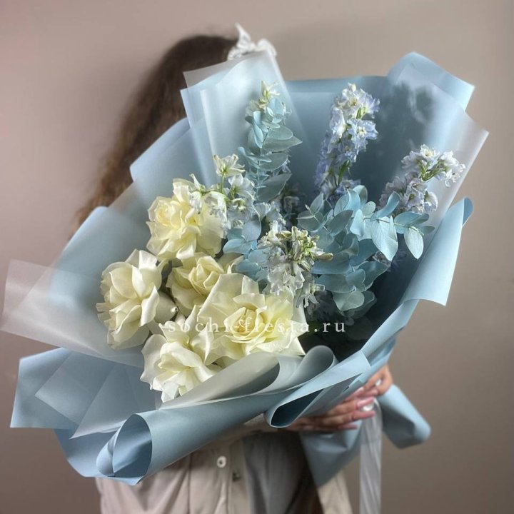 Букет из белых французских роз и дельфиниума в Калуге