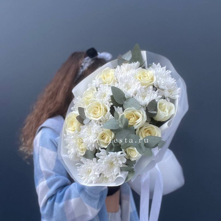  Букет белых роз с хризантемой  в Калуге