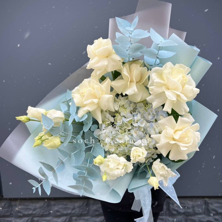 Букет с гортензией и белыми французскими розами в Калуге