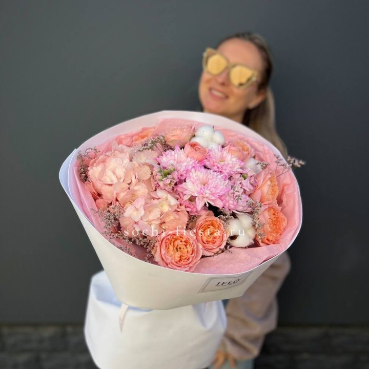 Букет гортензии и кустовых роз  в Калуге