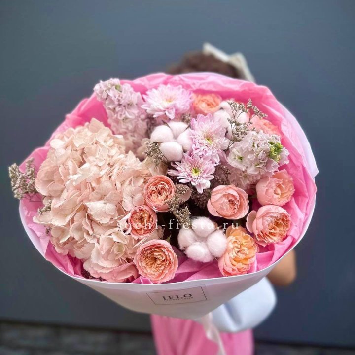 Букет гортензии и кустовых роз "Абрассо" в Калуге