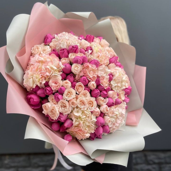 Букет кустовые розы и гортензия в Калуге