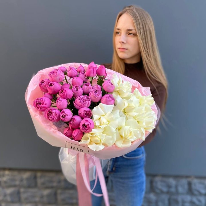 Дуо белых и кустовых роз в Калуге