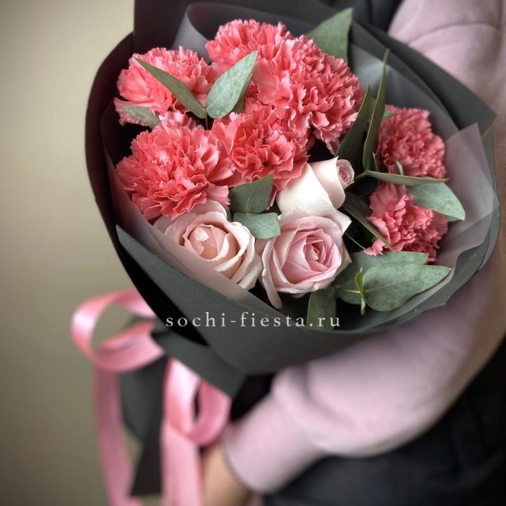 Букет из роз и диантусов "Пенелопа" в Калуге