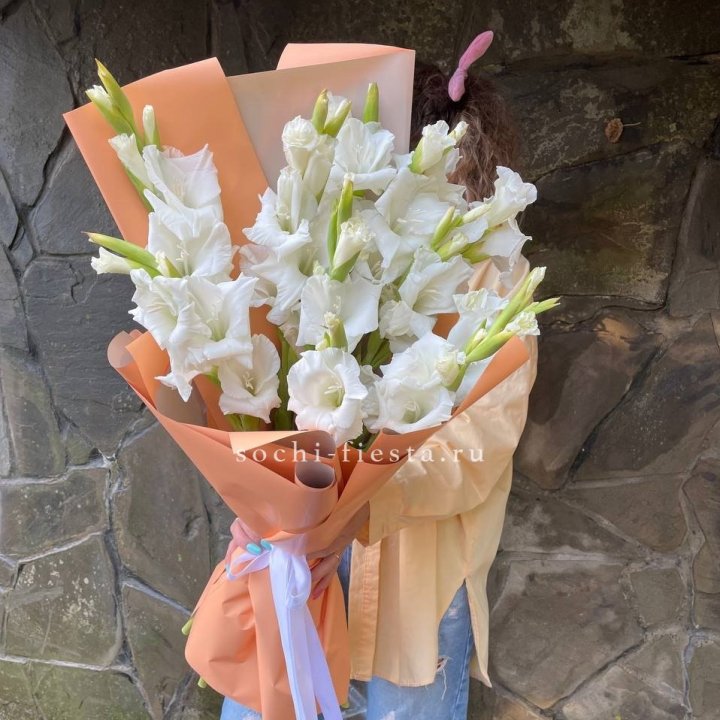 Букет белых гладиолусов  в Калуге
