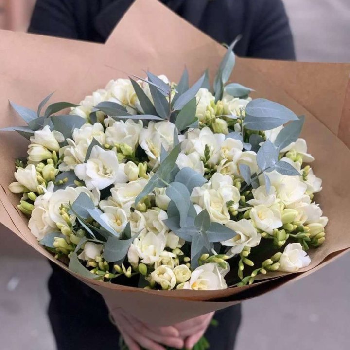 51 фрезия с эвкалиптом в Калуге