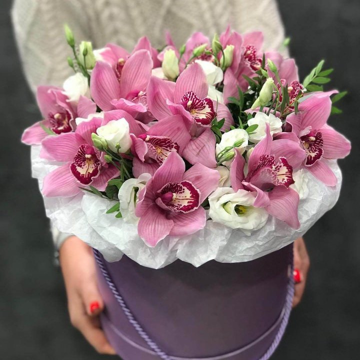 Орхидея и эустома в шляпной коробке в Калуге