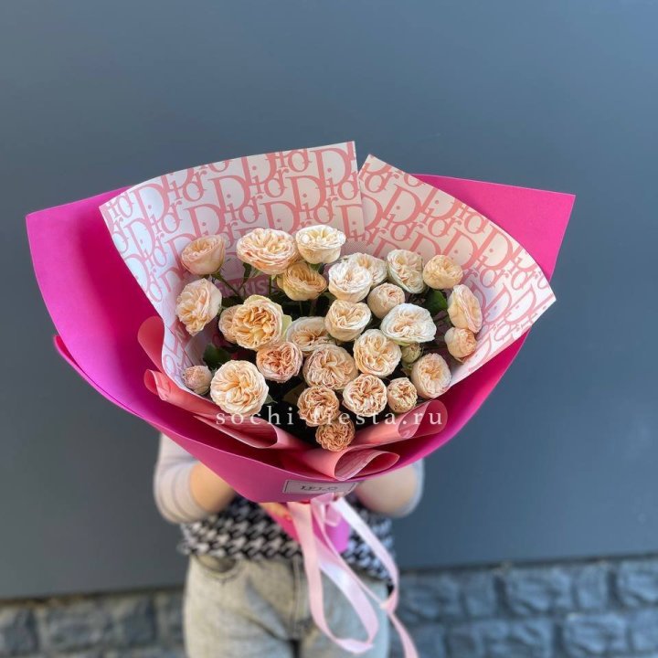 9 пионовидных роз в Калуге