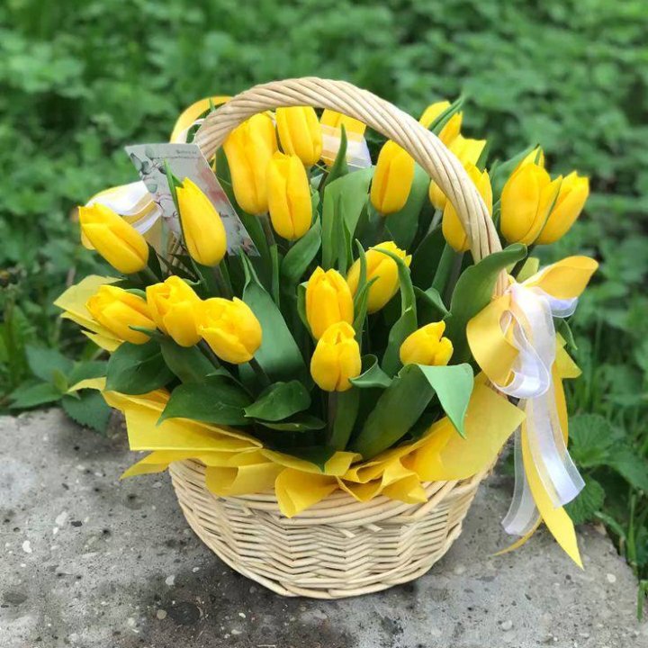 25 желтых тюльпанов в корзине в Калуге