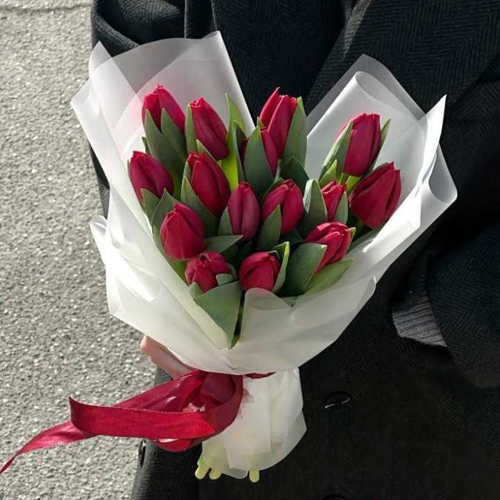 15 красных тюльпанов в Калуге