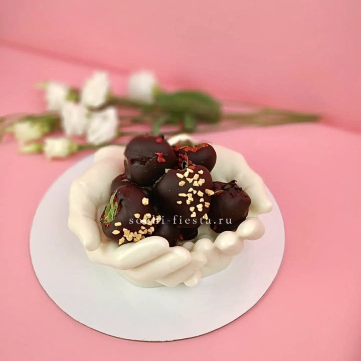 Клубника в шоколаде на шоколадных ладонях  в Калуге