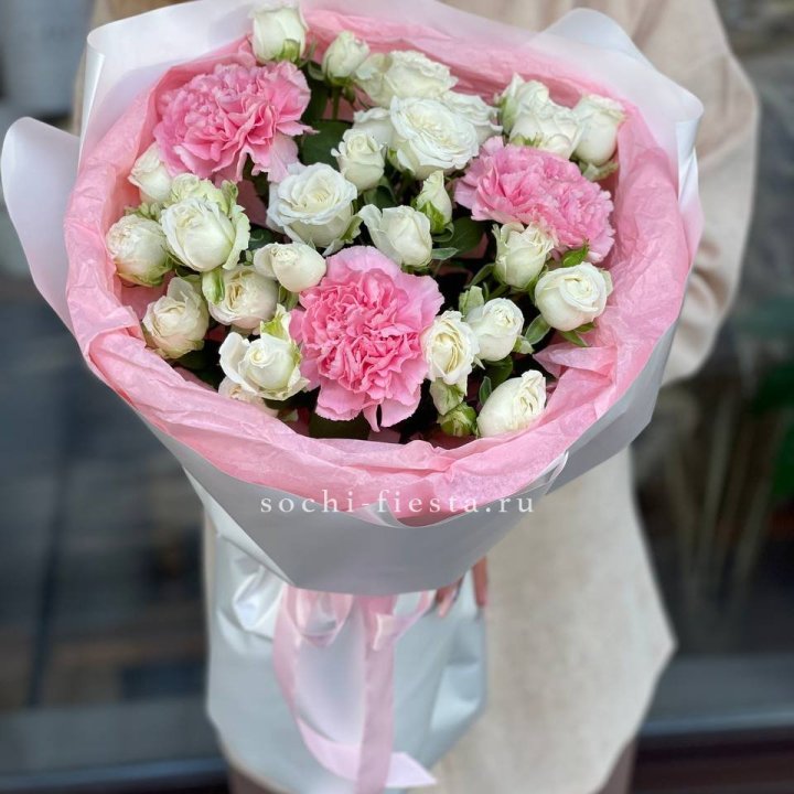 Букет розы с диантусами "Блэш" в Калуге