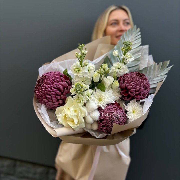 Хризантемы с маттиолой розами эустомой Чика в Калуге