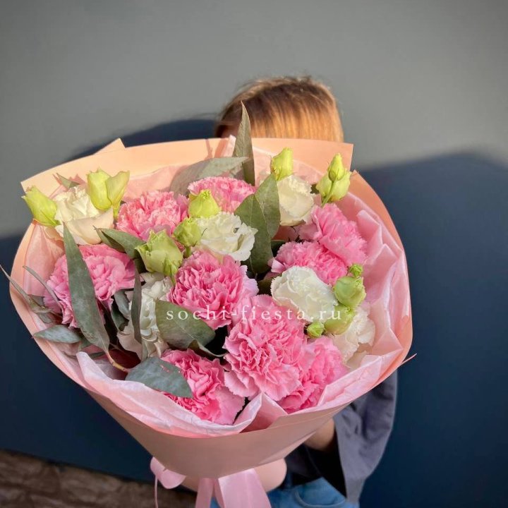 Букет гвоздик и  эустом "Сири" в Калуге