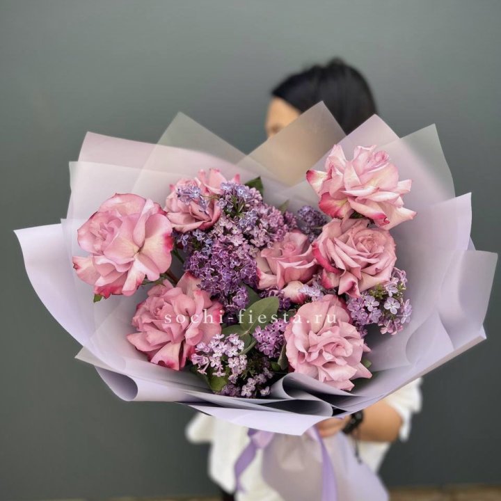 Букет из розовых роз и сирени в Калуге