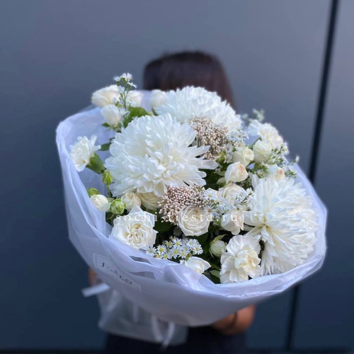 Букет хризантем и роз вайт шотс в Калуге