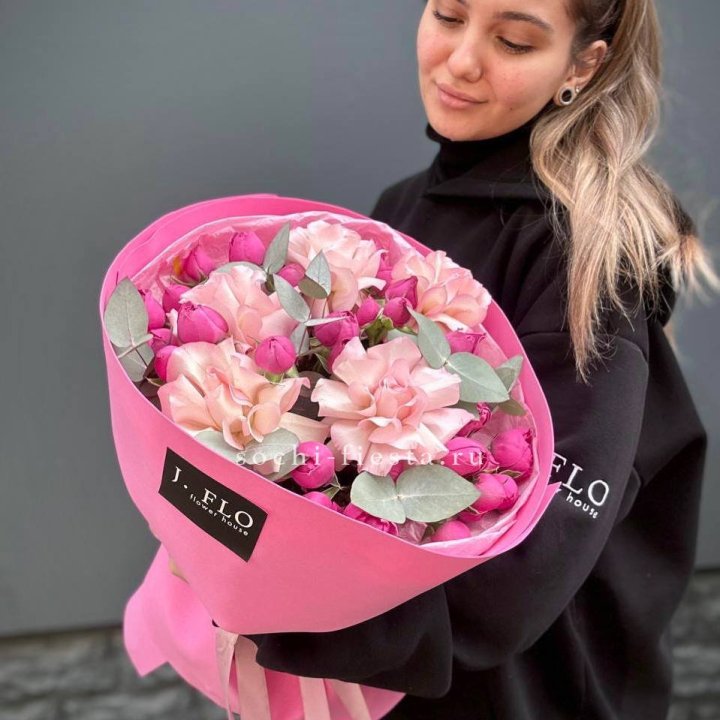 Букет французских и пионовидных роз "Ламиносо" в Калуге