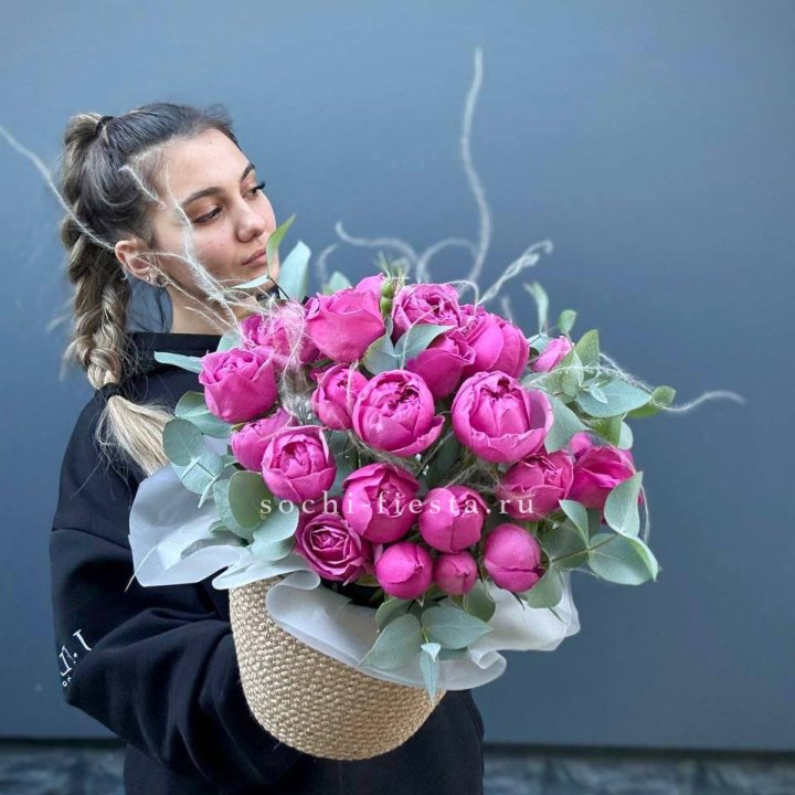 Пионовидные розы  в джутовом кашпо  в Калуге