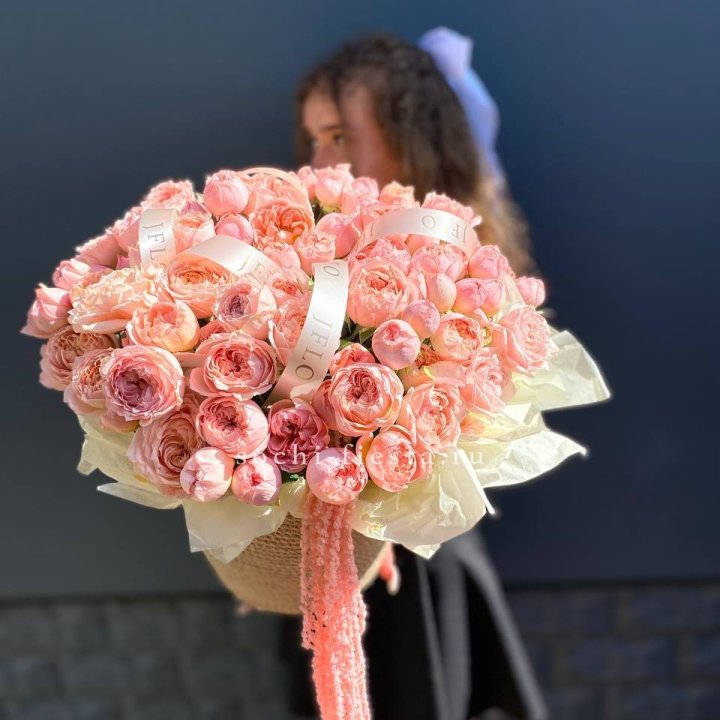 Кустовые розы Джульетта в джутовом кашпо в Калуге