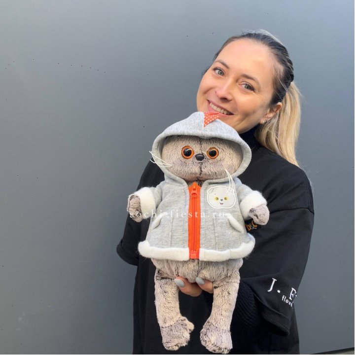 Кот Басик в толстовке в Калуге