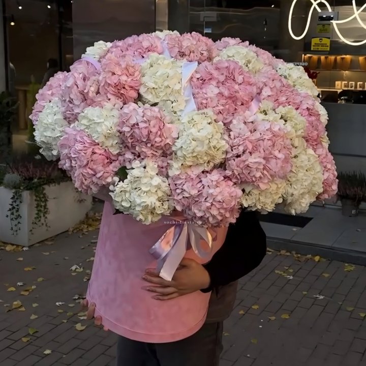 Дизайнерский цилиндр с гортензиями  в Калуге