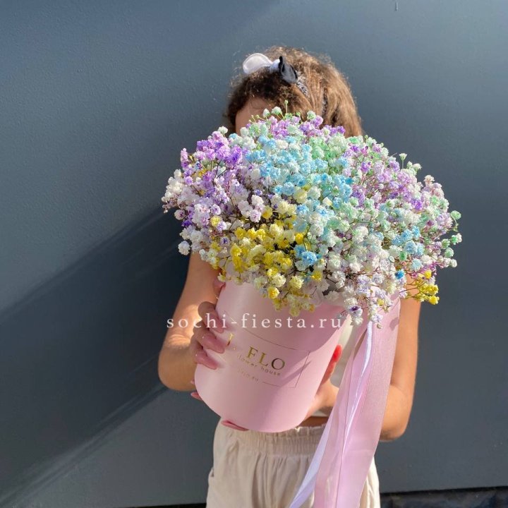 Радужные гипсофилы в шляпной коробке в Калуге