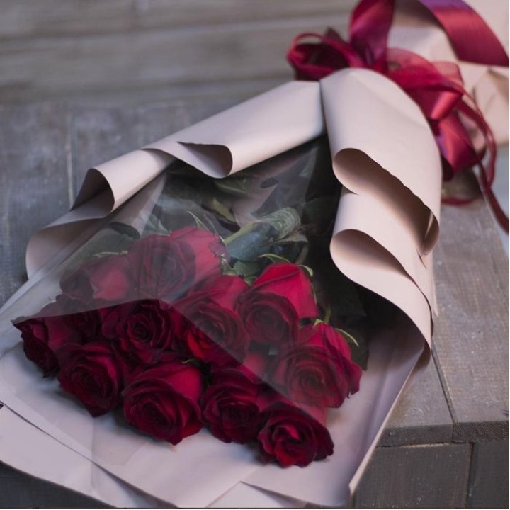 11 голландских роз в оформлении в Калуге