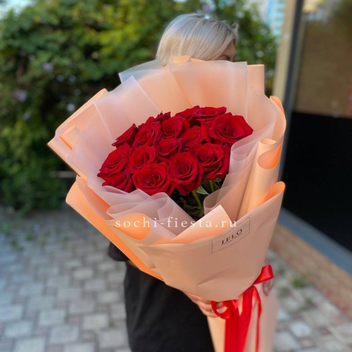 15 голландских роз в оформлении в Калуге
